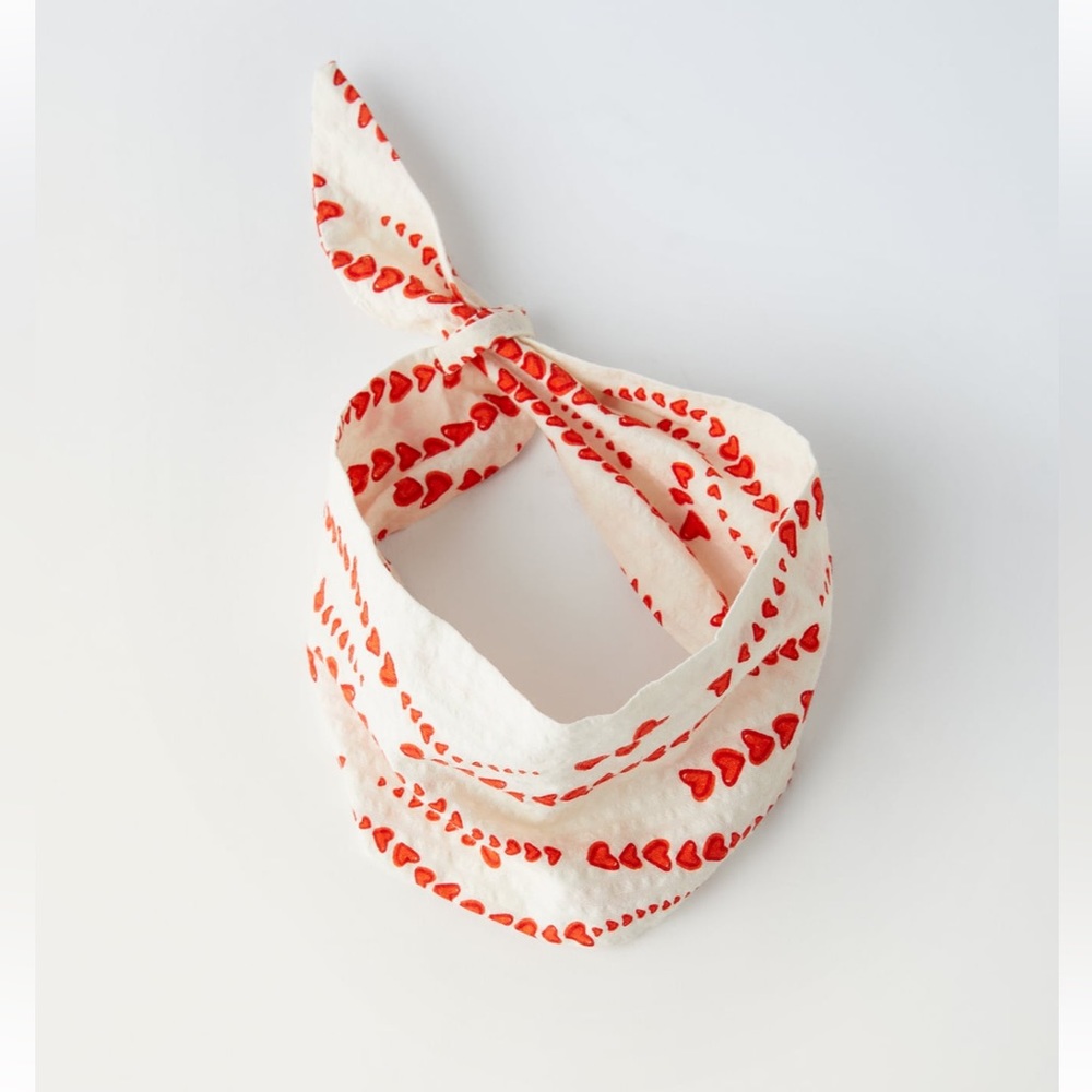 ✨SALE ✨ ZARA HEART KERCHIEF
✨SALE ✨